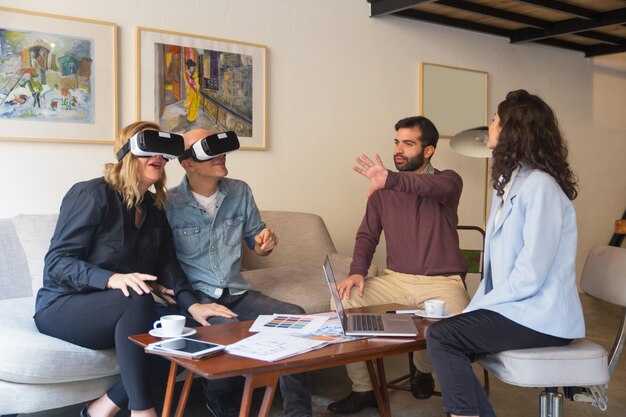 Clients d'âge moyen appréciant l'expérience VR