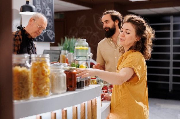 Clients à la caisse de la boutique écologique