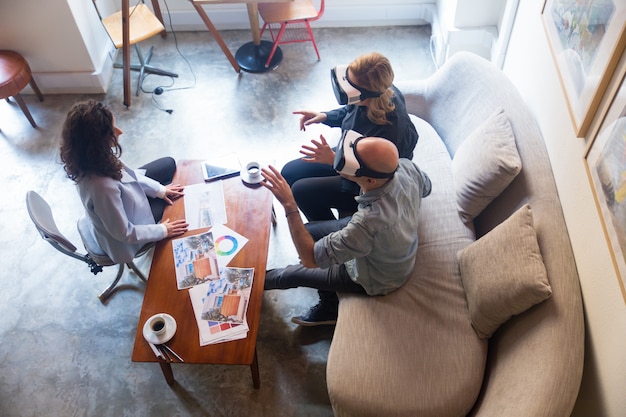 Photo gratuite clients de designers d'intérieur regardant la présentation intérieure virtuelle