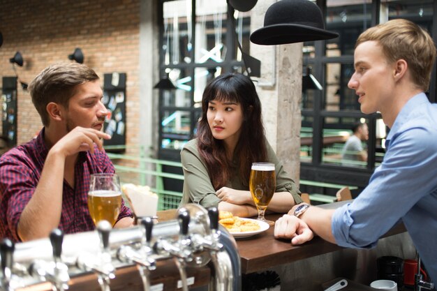 Les clients font la conversation avec Bartender dans Pub