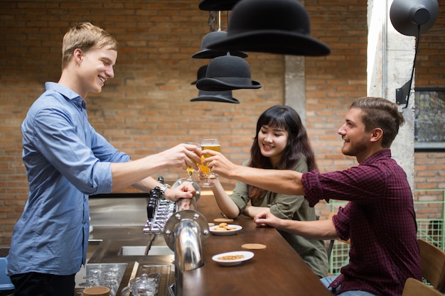 Clients et grenier au barman au comptoir de bar