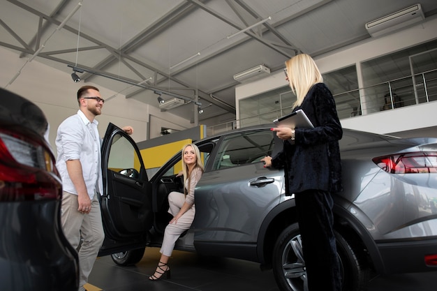 Clients heureux en concession automobile