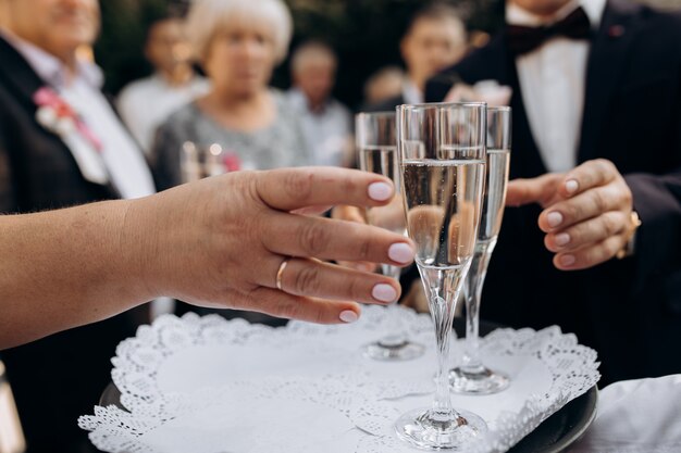 Les clients prennent du champagne sur le plateau