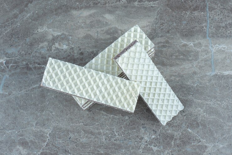 Photo gratuit cloe photo d'une pile de gaufrettes sur fond gris.