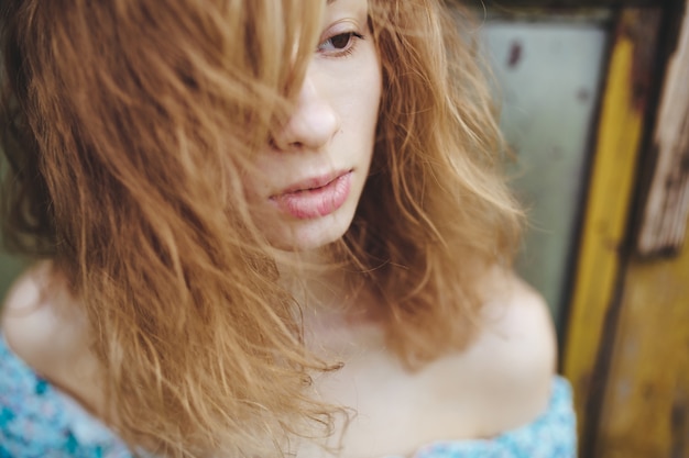 Close-up d&#39;une adolescente rousse