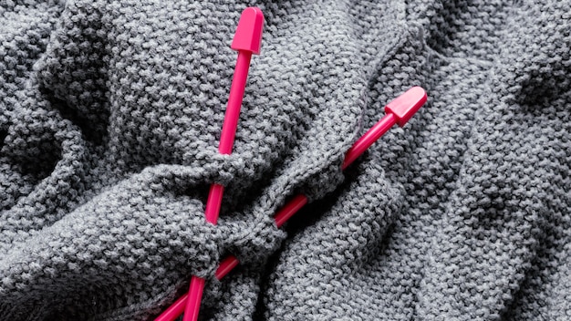 Close up aiguilles à tricoter et laine