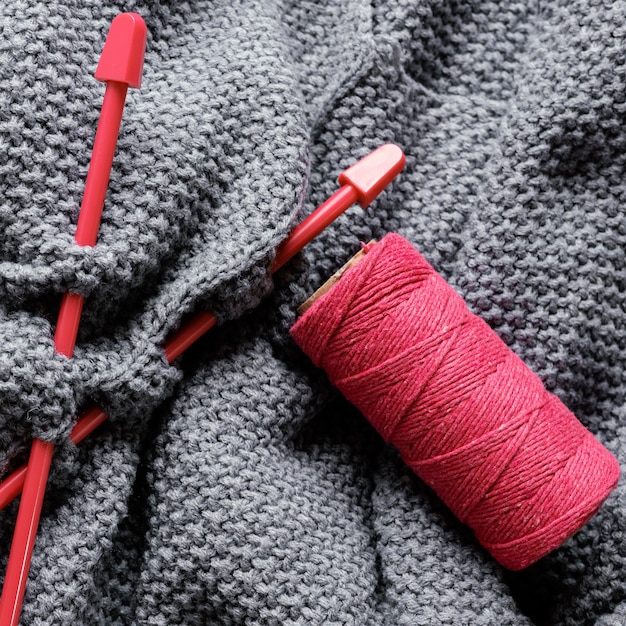 Close up aiguilles à tricoter et laine