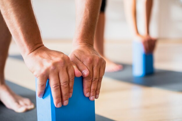 Close-up amis s'entraînant avec des pilates