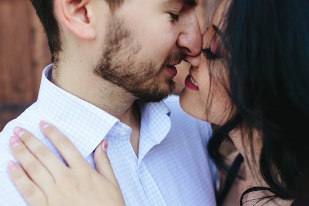 Close-up des amoureux flirter