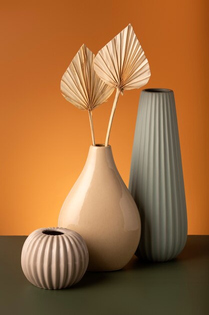 Close up arrangement de vases modernes