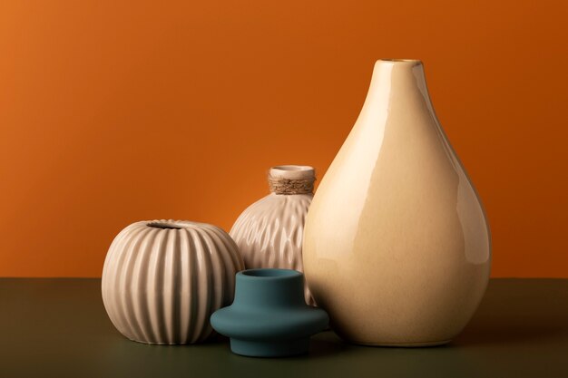 Close up arrangement de vases modernes