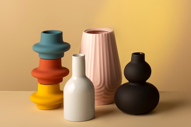 Close up arrangement de vases modernes