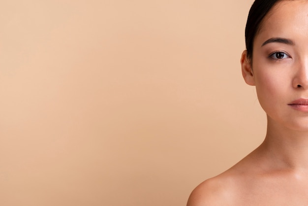 Close-up asiatique fille posant avec copie-espace