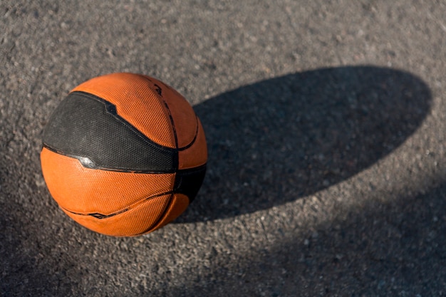 Photo gratuite close-up basketball sur asphalte
