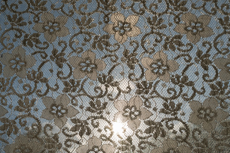 Photo gratuit close up beau rideau avec motif floral