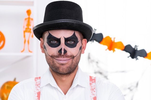 Photo gratuite close-up bel homme avec du maquillage halloween