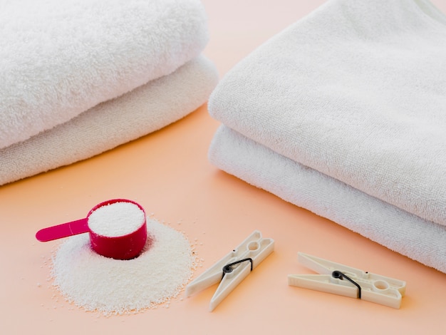 Close-up blanc plié des serviettes propres avec une épingle à linge