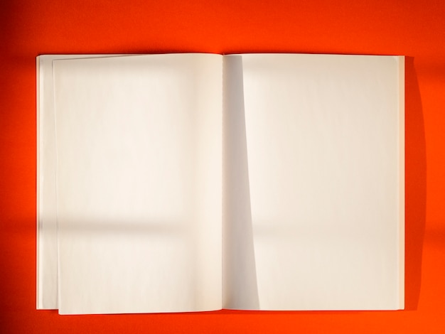 Close-up blank papers sur fond rouge