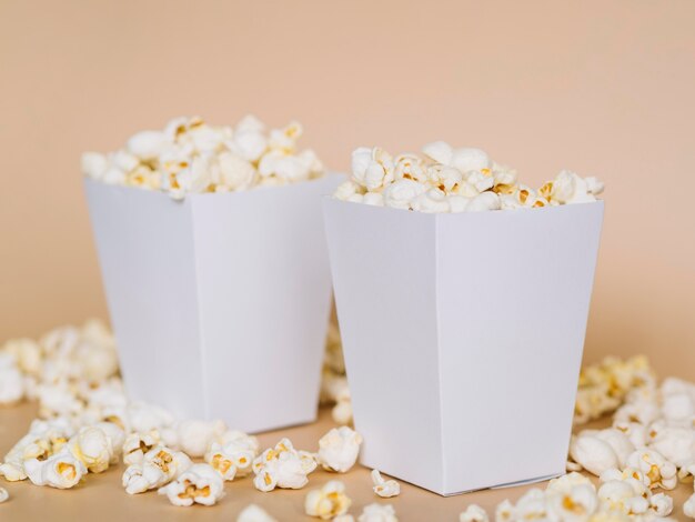 Close-up de boîtes de pop-corn salé prêt à être servi