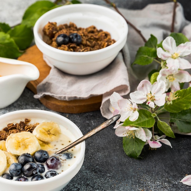 Photo gratuite close-up bols de petit déjeuner avec granola et fruits