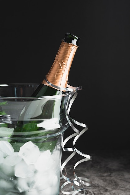 Photo gratuite close-up bouteille de champagne avec de la glace