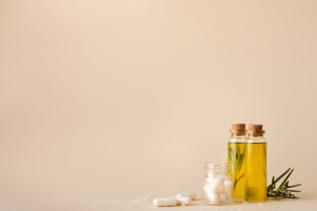 Close-up bouteilles en plastique avec de l'huile et des médicaments