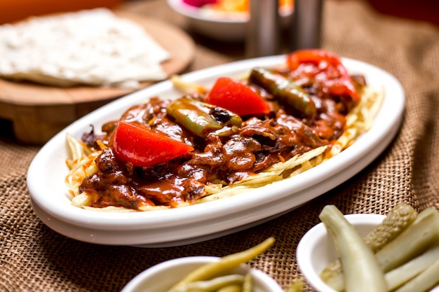 Close up de brochette de boeuf turc garni de sauce tomate épicée
