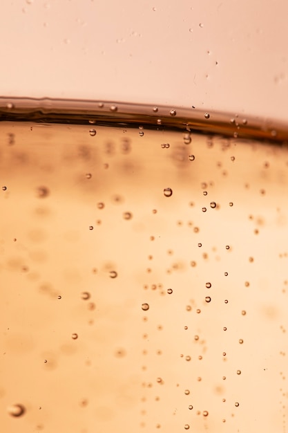 Photo gratuite close-up bulles de champagne pour la nuit du nouvel an