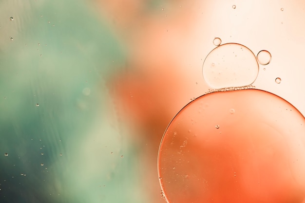 Photo gratuite close-up bulles et gouttelettes dans un décor aqueux coloré