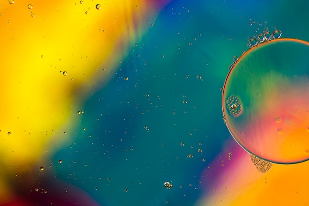 Close-up bulles et gouttelettes dans un décor aqueux coloré
