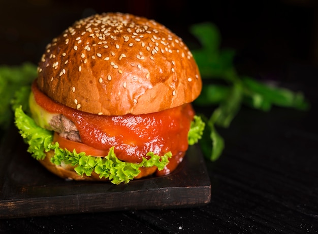 Close-up burger de bœuf classique avec du ketchup