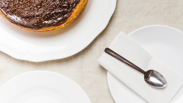 Photo gratuite close-up cake au chocolat sur une assiette