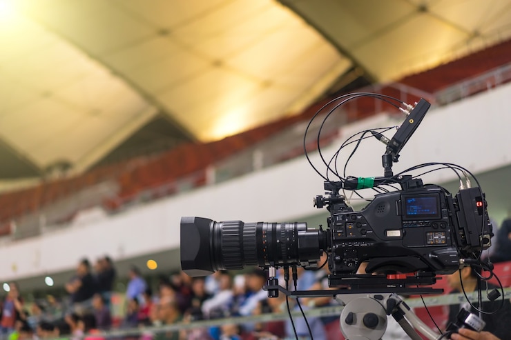 Photo gratuit close-up de la caméra vidéo moderne dans un stade de football