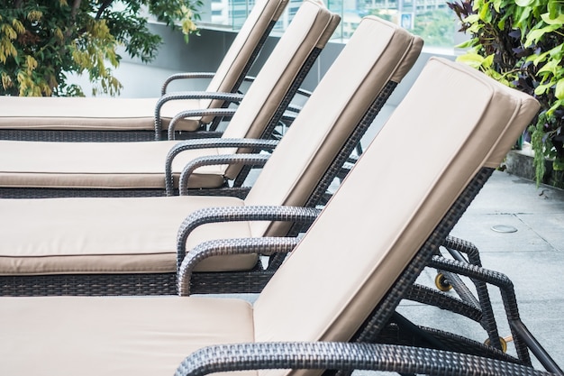 Close-up des chaises longues dans la rangée