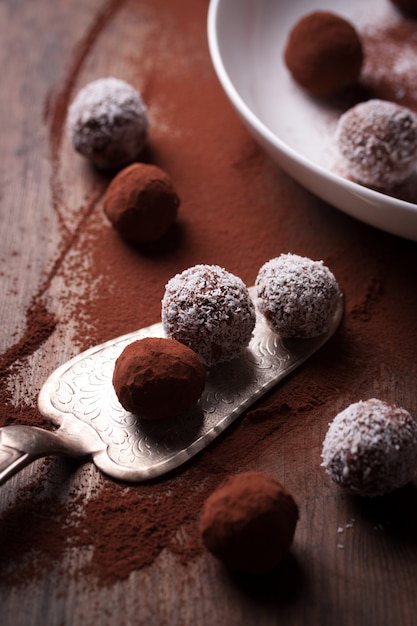 Photo gratuite close-up de chocolats avec la noix de coco