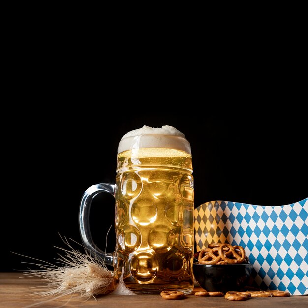 Close-up chope de bière avec des snacks sur une table