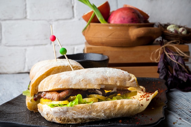 Close-up club sandwich et patates en plaque avec sauce