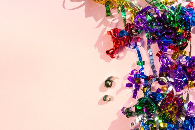 Photo gratuite close-up coloré confetti avec espace de copie