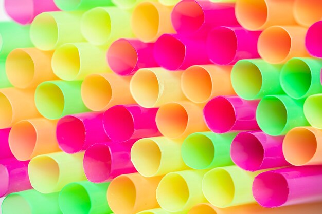 Close-up coloré pailles en plastique à boire
