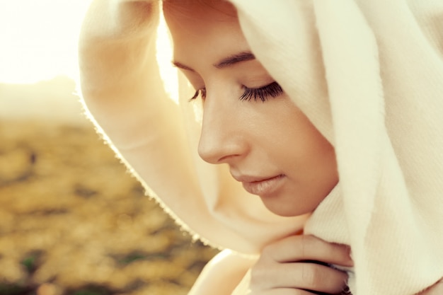 Close-up de concentré jeune femme avec un mouchoir