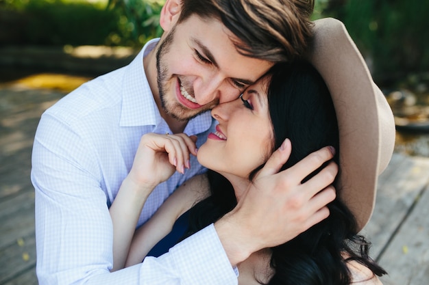 Close-up d&#39;un couple d&#39;amour embrassant