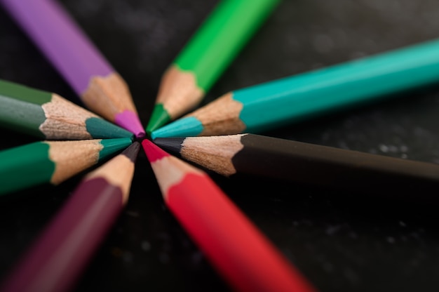 Close-up, crayons en bois disposés dans une roue de couleur.