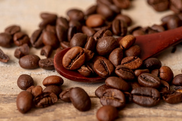 Close-up cuillère avec des grains de café torréfiés