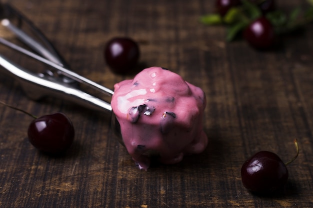 Close-up délicieuse cuillère à crème glacée à la cerise