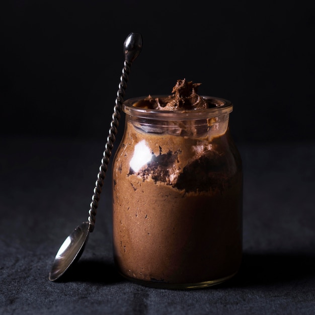 Photo gratuite close-up délicieuse mousse au chocolat prêt à être servi