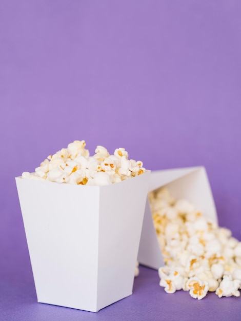 Photo gratuite close-up de délicieuses boîtes de pop-corn sur la table