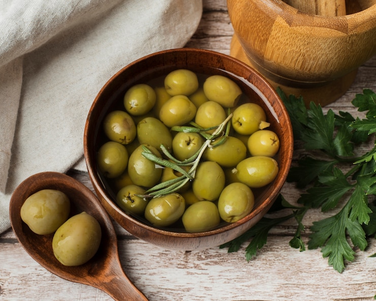 Photo gratuit close-up de délicieuses olives dans un bol