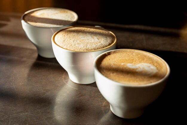Close-up de délicieuses tasses de cafés biologiques