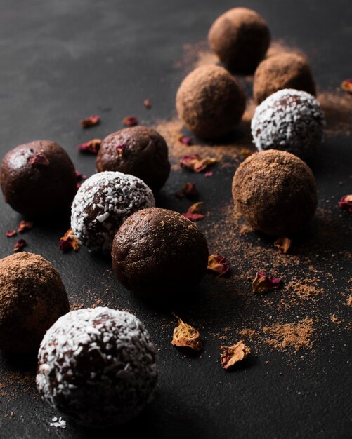 Close-up de délicieuses truffes au chocolat prêtes à être servies