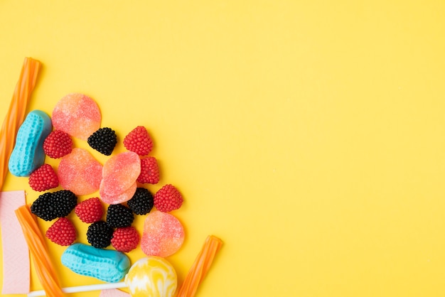 Photo gratuite close-up de délicieux bonbons sur la table